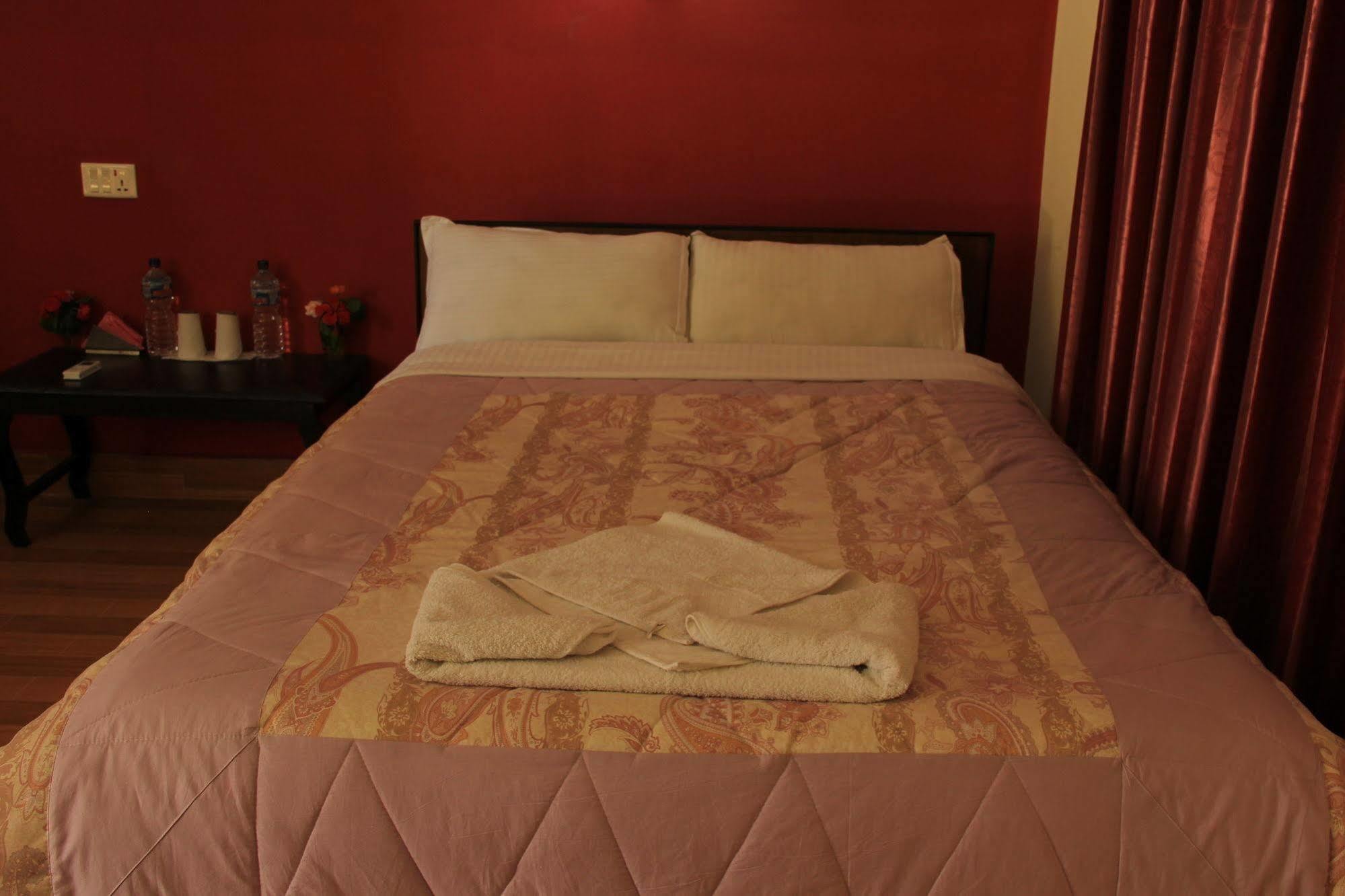 Chitwan Safari Camp & Lodge Sauraha Eksteriør billede